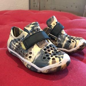 Place Mimo size 10 shoes